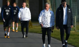 Le sélectionneur de l'équipe de France Didier Deschamps (g) et le gardien des Bleus Franck Raviot arrivent au centre de Clairefontaine pour une session d'entraînement, le 22 mars 2016