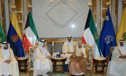 L'émir du Koweït, le cheikh Sabah al-Ahmad Al-Sabah (2e à droite), lisant un message reçu de l'émir du Qatar, à Koweït le 3 juillet 2017, photo fournie par Emiri Diwan