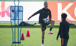 Cristiano Ronaldo et ses coéquipiers de la Juventus préparent le 8e de finale retour de C1 contre Porto au centre d'entraßnement du club à Turin, le8 mars 2021