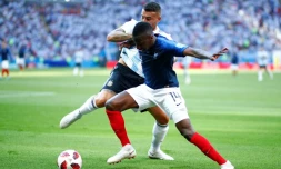 Le milieu de terrain de l'Argentine Blaise Matuidi (d) lors de la victoire face à l'Argentine en 8e de finale du Mondial le 30 juin 2018