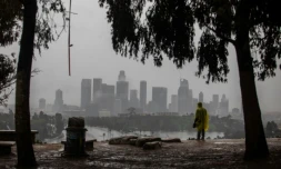 Un homme vêtu d'un poncho imperméable à Los Angeles, en Californie, aux Etats-Unis, le 24 décembre 2025