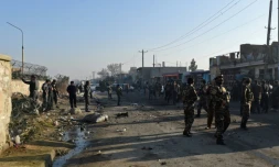 Les forces de sécurité afghanes inspectent le lieu d'un attentat suicide près de l'aéroport international de Kaboul, le 28 décembre 2015