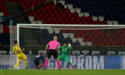 Neymar ouvre le score pour Paris d'une tête plongeante contre le Borussia Dortmund au Parc des Princes, le 11 mars 2020