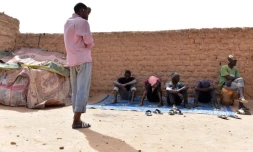 Des migrants d'Afrique de l'Ouest attendent dans un "ghetto" d'Agadez au Niger, d'aller en Libye d'où ils tenteront d'atteindre l'Europe en traversant la Méditerranée, le 1er avril 2017