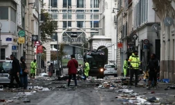 Des employés municipaux nettoient une rue jonchée de débris au lendemain d'une manifestation contre la vie chÚre, le 18 octobre 2026 à Marseille