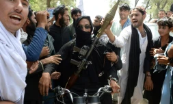 Un combattant taliban afghan dans une rue de Jalalabad le 16 juin 2018, pour célébrer le cessez-le-feu de trois jours dont les talibans viennent d'annoncer qu'il ne serait pas prolongé