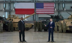 Le ministres de la Défense américain Lloyd Austin (à gauche) et polonais Mariusz Blaszczak, le 18 février 2022 dans la base aérienne de Powidz, dans le centre de la Pologne