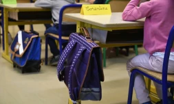 Pour Paule, la mère de Clémence, la décision de maintenir les écoles ouvertes évite une situation professionnelle compliquée