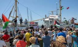 Le Handala, un nouveau bateau  transportant des militants pro-palestiniens et de l'aide humanitaire, s'apprête à quitter Syracuse, en Sicile, à destination de Gaza, le 13 juillet 2025