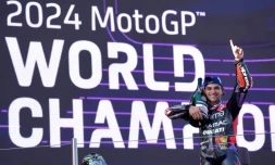 Jorge Martin fête à Barcelone son premier titre de champion du monde de MotoGP remporté dimanche.