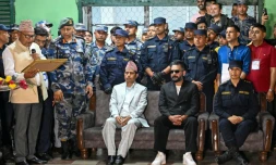 Balendra Shah (au centre, à droite), du Rastriya Swatantra Party (RSP), attend le 7 mars 2026 à Damak, dans le district de Jhapa, le document de certification de sa victoire aux législatives du Népal 
