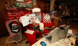 Andre Russel, en costume de pÚre Noël, rencontre un client en ligne depuis sa maison de Chicago (Etats-Unis), le 17 décembre 2020