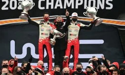 Le pilote français Sébastien Ogier (droite), son copilote Julien Ingrassia (gauche) et le patron de leur équipe Toyota à Monza le 6 décembre 2020