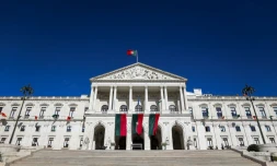 Le Parlement portugais Ă Lisbonne, le 25 avril 2024, Ă l'occasion du 50e anniversaire de la RĂ©volution des Ćillets