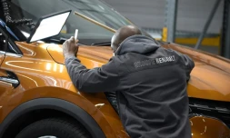 Un employé examine une voiture dans l'usine ReFactory de Flins-sur-Seine, dans les Yvelines, le 30 novembre 2021
