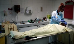 Préparation d'un corps pour qu'il soit présenté à sa famille, dans la chambre mortuaire de l'hÎpital Beaujon à Clichy, le 27 janvier 2021