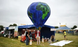 Des opposants à l'aéroport de Notre-Dame-des-Landes sur le site du projet contesté pour leur rassemblement estival annuel, le 9 juillet 2016