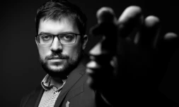 Le grand maître Maxime Vachier-Lagrave pose durnt un shooting à Paris, le 4 mai 2021
