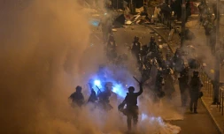 La police tire du gaz lacrymogĂšne sur les manifestants Ă Hong Kong le 2 juillet 2019