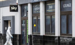 Un agent de la police scientifique devant l'un des bars visés par une attaque à Hanau, en Allemagne, le 20 février 2020