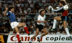 Le gardien allemand Harald "Tony" Schumacher (d) face au Français Patrick Battiston en demi-finales du Mondial-82, le 8 juillet à Séville 