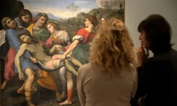 Des visiteuses regardent un tableau de Cavalier d'Arpin, "Le Christ porté au tombeau" (1507) à la Scuderie del Quirinale à Rome le 15 décembre 2016