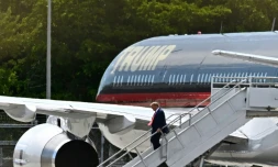 L'ancien président américain Donald Trump descend de son avion privé "Air Trump One" à son arrivée à l'aéroport de Miami, le 12 juin 2023