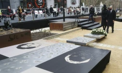 La reine Mathilde et le roi Philippe de Belgique déposent des fleurs lors d'une cérémonie en hommage aux victimes des attentats de 2016, à Bruxelles, le 22 mars 2021