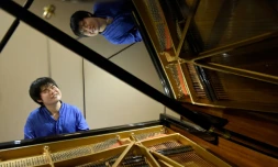 Le pianiste japonais Nobuyuki Tsujii, aveugle de naissance, dans un studio de Tokyo le 28 septembre 2017