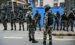 Des forces de sécurité patrouillent devant un centre de dépouillement des votes à Katmandou, au Népal, le 6 mars 2026