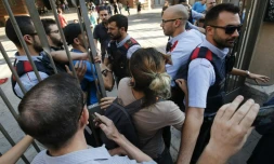 Des policiers tentent d'empêcher des catalans de voter au référendum d'autodétermination, le 29 septembre 2017 à Barcelone