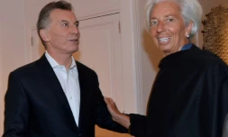 Le président argentin Mauricio Macri (G) accueille la présidente du FMI Christine Lagarde, le 20 juillet 2018 à Buenos Aires