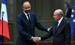 L'ex-ministre de l'Intérieur Gérard Collomb salue le Premier ministre Edouard Philippe en quittant la Place Beauvau, le 3 octobre 2018 à Paris