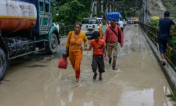 Circulation bloquée sur une route coupée par un glissement de terrain à proximité de Setijhora, en Inde, le 20 octobre 2021