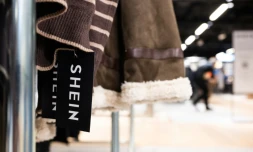 Le logo de Shein sur des vĂȘtements au BHV Ă Paris le 4 novembre 2025