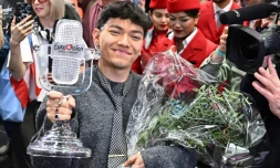 Le chanteur autrichien JJ, vainqueur de l'Eurovision, accueilli par ses fans à son arrivée à l'aéroport de Vienne, le 18 mai 2025