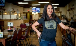 Lauren Boebert, patronne du restaurant "Shooters Grill" à Rifle dans le Colorado (ouest), pose avec une arme à la ceinture dans son établissement, qui accepte aussi les clients armés, le 24 avril 24 2018