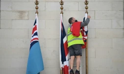 Installation des drapeaux au mémorial à Whitehall à Londres, le 7 mai 2020 pour préparer la commémoration de la fin de la Seconde guerre mondiale , le 8 mai 2020