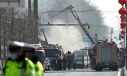 Des pompiers sur les lieux d'une explosion due au gaz à Sanhe, dans la banlieue de Pékin, le 13 mars 2024