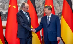 Le président chinois Xi Jinping (d) et le chancelier allemand Friedrich Merz à Pékin, le 25 février 2026