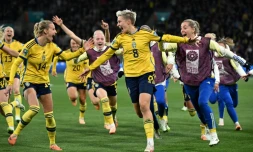 La Suédoise Lina Hurtig (au centre) célÚbre avec ses coéquipiÚres la qualification des Suédoises en quarts de finale de la Coupe du monde, aprÚs avoir éliminé les Américaines à Melbourne