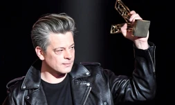 Benjamin Biolay sur scÚne à Boulogne-Billancourt le 12 février 2021, aprÚs avoir reçu son prix aux Victoires de la musique