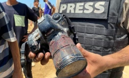 Un journaliste dans la bande de Gaza tient le 25 août 2025 l'appareil appartenant à la photojournaliste palestinienne Mariam Dagga, tuée dans une frappe israélienne