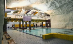 La piscine Itakeskus aménagée dans un abri anti-bombardement souterrain, le 27 mars 2025 à Helsinki, la capitale finlandaise