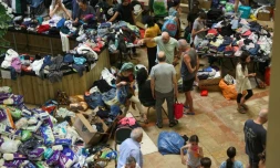Des IsraĂ©liens Ă©vacuĂ©s de la zone frontaliĂšre avec Gaza reçoivent des dons de vĂȘtements dans un hĂŽtel de la rĂ©gion de la Mer Morte, le 9 octobre 2023