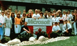 Photo fournie par Microsoft montrant des employés de Microsoft Canada devant le siège du groupe à Toronto, le 28 février 1988 avec Malcom MacTavish (c), alors patron de la branche