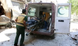 Un blessé évacué par une ambulance à Alep en Syrie, le 16 juillet 2016