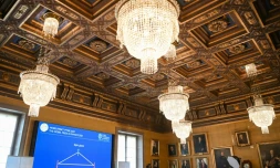 John Wettlaufer (c), membre du comité Nobel de physique, annonce les lauréats du prix à l'académie royale des sciences de Suède à Stockholm, le 5 octobre 2021