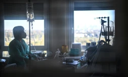 Une infirmière s'occupe d'un malade du Covid dans une unité de soins intensifs au  Centre Hospitalier de l'Europe à Port Marly, le 7 novembre 2020