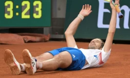 Le Français Richard Gasquet allongé sur la terre battue du court Suzanne Lenglen, après sa victoire contre le Croate Borna Coric, au premier tour de Roland-Garros, le 26 mai 2024